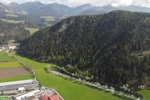 Die Umfahrung Kiens bekommt im Mittelabschnitt einen Wall zum Schutz vor Steinschlag. (Rendering: Landesamt für Straßenbau Nord/Ost)