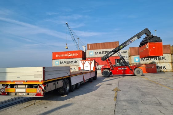 Die Hilfsgüter werden auf die Fähre verfrachtet, die heute Abend Richtung Türkei abfährt. (Foto: LPA/Agentur für Bevölkerungsschutz/Berufsfeuerwehr)