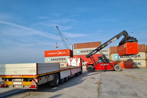 I soccorsi vengono caricati sul traghetto che partirà questa sera verso alla volta della Turchia. (Foto: ASP/Agenzia di protezione civile/Corpo Permanente Vigili del Fuoco di Bolzano)