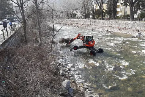 Die Agentur für Bevölkerungsschutz verfügt über keine schweren Baumaschinen und mietet daher die zur Umsetzung der Arbeiten erforderlichen Geräte von verschiedenen Firmen an, wie etwa den Greifbagger in der Passer in Meran. (Archivbild: Agentur für Bevölkerungsschutz)
