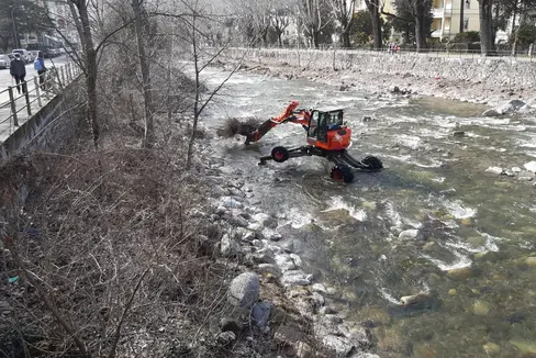 Die Agentur für Bevölkerungsschutz verfügt über keine schweren Baumaschinen und mietet daher die zur Umsetzung der Arbeiten erforderlichen Geräte von verschiedenen Firmen an, wie etwa den Greifbagger in der Passer in Meran. (Archivbild: Agentur für Bevölkerungsschutz)