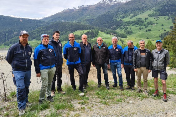 Beim Lawinendamm Klopairspitz: (v.l.) stellvertretender Vorarbeiter Werner Wallnöfer, Direktor Funktionsbereich Wildbachverbauung Fabio De Polo, Diego Nicolè vom Landesamt für Wildbachverbauung Süd, Agenturdirektor Klaus Unterweger, Amtsdirektor Peter Egger, Gemeindereferent Peter Eller, Landesrat Arnold Schuler, Julius Staffler vom Landesamt für Wildbach- und Lawinenverbauung West, Bürgermeister Franz Alfred Prieth, Gemeindevorarbeiter Helmuth Blaas (Foto: LPA/Agentur Bevölkerungsschutz)