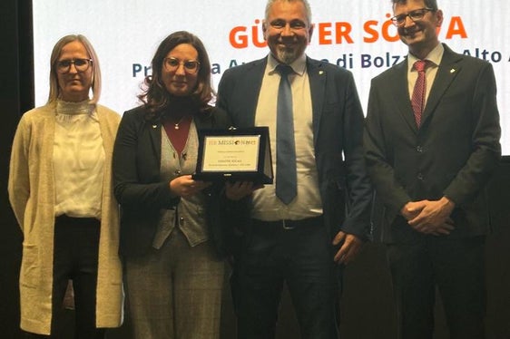 Mit dem zweiten Preis in der Kategorie öffentliche Verwaltung hat die Vereinigung Associazione Italiana per la Direzione del Personale (AIDP) das Projekt Frauen in Führung! der Südtiroler Landesverwaltung bedacht. Den Preis in Mailand in Empfang genommen haben (v.l.) Projektkoordinatorin Margit Laimer, Vizegeneralsekretärin Marion Markart, Generaldirektor Alexander Steiner und Amtsdirektor Günter Sölva. (Foto: LPA)