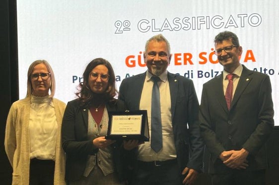 Mit dem zweiten Preis in der Kategorie öffentliche Verwaltung hat die Vereinigung Associazione Italiana per la Direzione del Personale (AIDP) das Projekt Frauen in Führung! der Südtiroler Landesverwaltung bedacht. Den Preis in Mailand in Empfang genommen haben (v.l.) Projektkoordinatorin Margit Laimer, Vizegeneralsekretärin Marion Markart, Generaldirektor Alexander Steiner und Amtsdirektor Günter Sölva. (Foto: LPA)