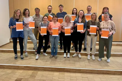 14 Sozialpädagoginnen und Sozialpädagogen sowie Lehrkräfte haben die Ausbildung Fit for Life abgeschlossen und sind damit zum Sozialtraining befähigt. (Foto: LPA/Landesdirektion deutschsprachige Berufsbildung)