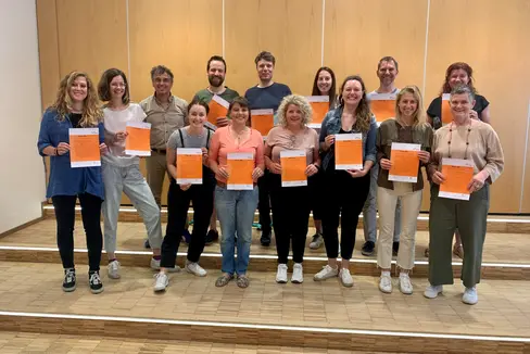 14 Sozialpädagoginnen und Sozialpädagogen sowie Lehrkräfte haben die Ausbildung Fit for Life abgeschlossen und sind damit zum Sozialtraining befähigt. (Foto: LPA/Landesdirektion deutschsprachige Berufsbildung)