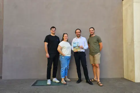 Die Führungsspitze der SKJ (v.l.) Dominik Heiss, Elisa Plaikner und Simon Klotz (1.v.r.) hat sich mit Landesrat Philipp Achammer über aktuelle Jugendthemen ausgetauscht. (Foto: LPA/SKJ)