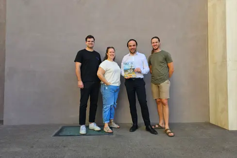 Die Führungsspitze der SKJ (v.l.) Dominik Heiss, Elisa Plaikner und Simon Klotz (1.v.r.) hat sich mit Landesrat Philipp Achammer über aktuelle Jugendthemen ausgetauscht. (Foto: LPA/SKJ)