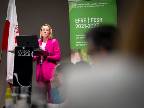 Europalandesrätin Magdalena Amhof zeigt sich auch in dieser Programmperiode beeindruckt davon, was mit dem Europäischen Fonds für regionale Entwicklung (EFRE) alles umgesetzt werden kann. (Foto: LPA/Fabio Brucculeri)