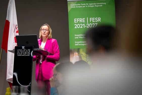 Europalandesrätin Magdalena Amhof zeigt sich auch in dieser Programmperiode beeindruckt davon, was mit dem Europäischen Fonds für regionale Entwicklung (EFRE) alles umgesetzt werden kann. (Foto: LPA/Fabio Brucculeri)