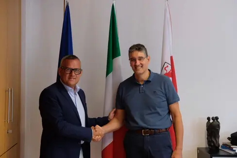 Landesrat Christian Bianchi (links) beglückwünscht Marco Springhetti, dem neuen stellvertretenden Direktor des Ressorts für Hochbau, Valorisierung des Vermögens, Grundbuch und Kataster, und wünscht ihm eine gute Arbeit. (Foto: LPA/Gianluca Crocco)