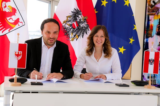 Landesrat Achammer und Saatssekretärin Plakolm unterzeichnen die Absichtserklärung. Das Ziel: Junge Menschen sollen die demokratischen Institutionen des Friedensprojektes Europäische Union kennenlernen. (Foto: LPA/Ressort für Deutsche Bildung und Kultur)