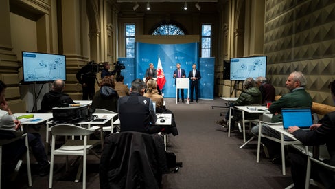 Do la senteda dla Jonta provinziela de Bulsan n vënderdi ai 30 de jené à l presidënt dla Jonta provinziela Kompatscher y l assessëur provinziel per la Mubltà Alfreider, deberieda cun l diretëur de Repartizion per la Nfrastrutures y la Mubltà Martin Vallazza, dat nfurmazions mpurtantes n con’ dla maniera per arjonjer la Südtirol Arena Alto Adige de Antholz. (Foto: USP/Fabio Brucculeri)