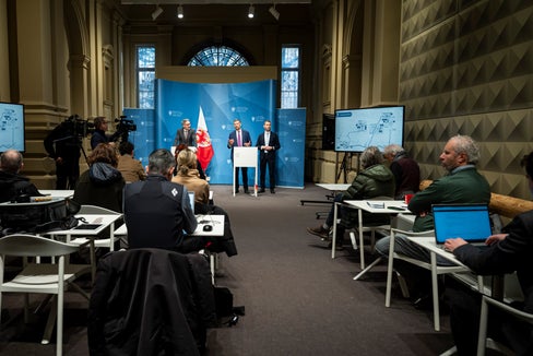 Do la senteda dla Jonta provinziela de Bulsan n vënderdi ai 30 de jené à l presidënt dla Jonta provinziela Kompatscher y l assessëur provinziel per la Mubltà Alfreider, deberieda cun l diretëur de Repartizion per la Nfrastrutures y la Mubltà Martin Vallazza, dat nfurmazions mpurtantes n con’ dla maniera per arjonjer la Südtirol Arena Alto Adige de Antholz. (Foto: USP/Fabio Brucculeri)