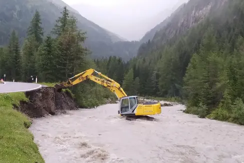 Finite le forti piogge, l'area funzionale Bacini montani (nella foto il rio Vizze a San Giacomo in Val di Vizze) e il Servizio strade sono ancora all'opera con la sistemazione. (Foto: Protezione civile/Bacini montani Nord)