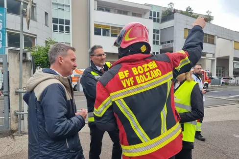 Il presidente della Provincia e assessore provinciale alla Protezione civile si è fatto un'idea della situazione del grande incendio di Bolzano assieme ad altri due membri della Giunta provinciale. (Foto: ASP)