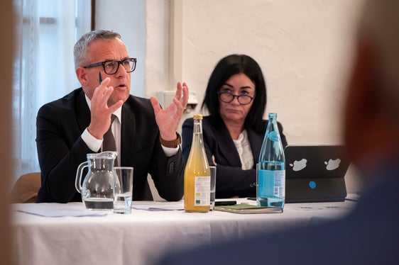 Im Rahmen der Sitzung der Landesregierung in Auer erläuterte Landesrat Christian Bianchi den Bürgermeisterinnen und Bürgermeistern wie weit die Verwirklichung wichtiger öffentlicher Arbeiten im Unterland und Überetsch ist. (Foto: LPA/Fabio Brucculeri)