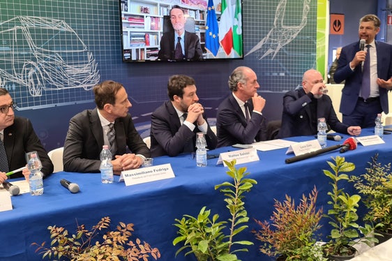 L'intervento dell'assessore Alfreider, affiancato (da sinistra a destra) da Maurizio Fugatti, Massimiliano Fedriga, Matteo Salvini, Stefano Bonaccini e, collegato da remoto, Attilio Fontana (Foto: Ufficio stampa Regione Trentino-Alto Adige/Davide Cordua)