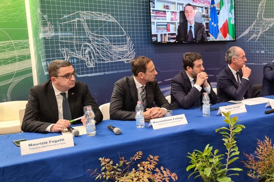 L'intervento dell'assessore Alfreider, affiancato (da sinistra a destra) da Maurizio Fugatti, Massimiliano Fedriga, Matteo Salvini, Stefano Bonaccini e, collegato da remoto, Attilio Fontana (Foto: Ufficio stampa Regione Trentino-Alto Adige/Davide Cordua)