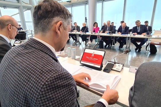 Mit mehreren neuen Infrastrukturen will das Land die Mobilität im Pustertal bis 2026 für die Olympischen Spiele nachhaltig auf Vordermann bringen, betonte Landesrat Alfreider (l. im Vordergrund) in der Steuerungsgruppe. (Foto: LPA/Davide Cordua)