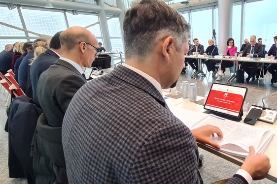 Mit mehreren neuen Infrastrukturen will das Land die Mobilität im Pustertal bis 2026 für die Olympischen Spiele nachhaltig auf Vordermann bringen, betonte Landesrat Alfreider (l. im Vordergrund) in der Steuerungsgruppe. (Foto: LPA/Davide Cordua)