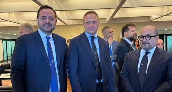 Treffen auf der Vinitaly: (v. l.) Landesrat Marco Galateo mit Landwirtschaftsminister Francesco Lollobrigida und Kulturminister Gennaro Sangiuliano. (Foto: LPA/Abteilung italienische Kultur, Handel und Dienstleistungen, Handwerk und Industrie)