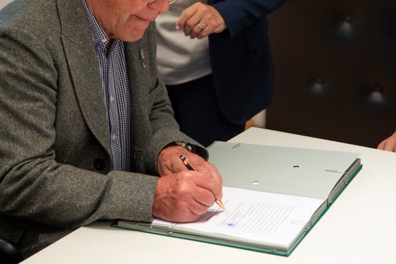Bernhard Tschochner, erster Vorsitzender des DAV Sektion Landshut - im Bild mit Alexandra Roilo, Anwältin des Landes Südtirol - betonte die gute grenzübergreifende Zusammenarbeit. (Foto: LPA/Fabio Brucculeri)