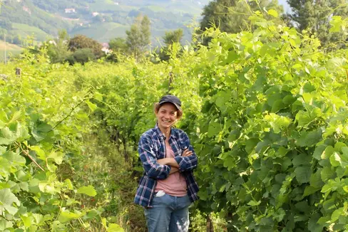 Südtirols erste geprüfte Winzerin Lucrezia Schmid im Weinberg in Margreid (Foto: LPA/Weingut Alois Lageder)
