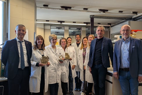 Gratulation zum Arne-Anderson-Preis (von links): Landesrat Peter Brunner mit den Mitarbeitern des Labors für Wasseranalysen und Chromatographie Francesca Ambonati, Fiorenza Fogale, Verena Unterholzner, Elisa Romanin, Helmuth Pernter, Veronika Canins und Elena Albion sowie Amtsdirektor Christian Bachmann und Umweltagenturdirektor Flavio Ruffini. (Foto: LPA/Vera Brunetti)