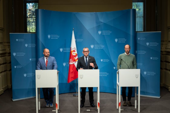 Das Projekt Building Renovation Plus zeigt, wie sich Prinzipien der Nachhaltigkeit konkret in die Verwaltung des Gebäudebestands integrieren lassen, sagte Landesrat Christian Bianchi, der gemeinsam mit Ressortchef Daniel Bedin und Amtsdirektor Fabrizio Oliver die wichtigsten Neuerungen zum Projekt vorgestellt hat. (Foto: LPA/Fabio Brucculeri).