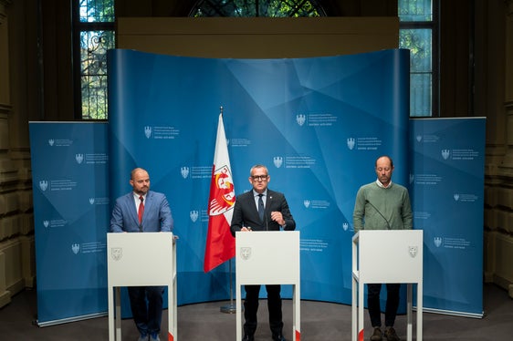 “Il progetto Building Renovation Plus dimostra come i principi di sostenibilità possano essere concretamente integrati nella gestione del patrimonio – ha sottolineato Christian Bianchi –. La Provincia si pone così come modello di innovazione e di efficienza nella gestione immobiliare attraverso nuovi modelli organizzativi”. Da sinistra a destra: Daniel Bedin, direttore del Dipartimento Opere pubbliche, Valorizzazione del Patrimonio, Libro fondiario e Catasto, l'assessore Christian Bianchi e Fabrizio Oliver, direttore dell'Ufficio Amministrazione ed espropri. (Foto: USP/Fabio Brucculeri).