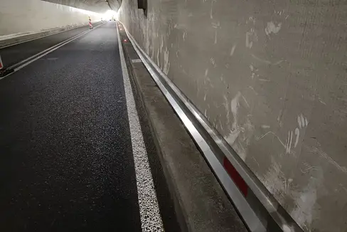 Per evitare che l'acqua formi delle lastre di ghiaccio, lungo il canale di drenaggio è stato installato un cavo riscaldante. (Foto: Ufficio tecnico strade centro/sud)