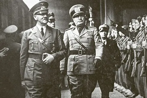 Der Bildband Diktaturen an der Grenze. Trentino – Südtirol – Tirol 1935 – 1945 wird am Mittwoch, 24. Jänner 2024, in der italienischen Landesbibliothek Claudia Augusta vorgestellt. (Foto: LPA/Landesbibliothek Claudia Augusta)