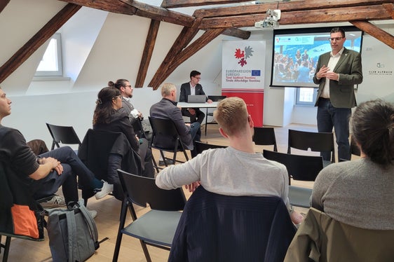 Matthias Fink dell’Euregio presenta l’Accademia dell’Euregio (Foto: Euregio/Armin Gluderer)
