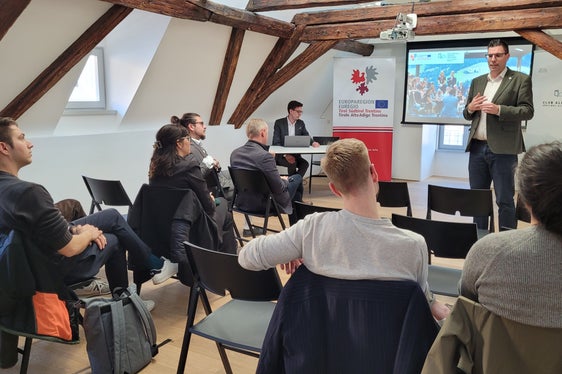 Matthias Fink dell’Euregio presenta l’Accademia dell’Euregio (Foto: Euregio/Armin Gluderer)