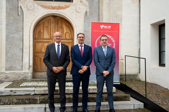 “L’Euregio dëssa urganisé n barat n con’ dla tematica dl mudamënt dl nuzamënt dl’energia. Chësc à fat ora l diretif Euregio cun i presidënc, da man ciancia, Fugatti, l presidënt Euregio Kompatscher y Mattle. (Foto: USP/Fabio Brucculeri)