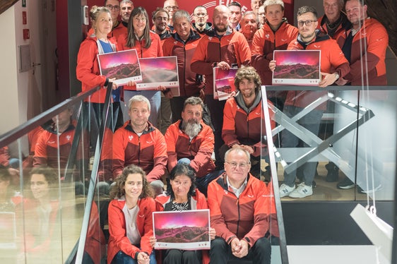 Fotografia de grupa pra la premiazion dla/di fotografes/fs prejëntes/c. La 49 fotografies crisses ora per l calënder ie unides fates da 33 de uni raion dla Euregio. (Foto: USP/Patrizia Corriero)