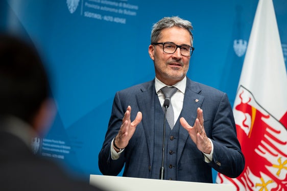 Ci sono arterie stradali in cui vanno trovate soluzioni per migliorare la viabilità, soprattutto in alcuni punti nevralgici, come Rablà. Il vicepresidente Alfreider, assieme ai rappresentanti delle comunità locali, ci è riuscito e con la decisione di oggi la soluzione sarà concretizzata, ha detto il presidente Kompatscher. (Foto: USP/Fabio Brucculeri)