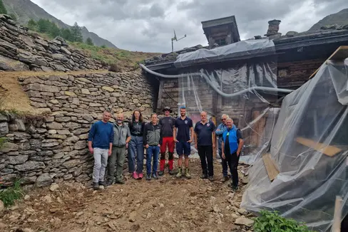Il gruppo di lavoro davanti alla Mitterkaser Alm: da sinistra Christian Rainer del Gruppo di interesse Untervernagt II, Reinhold Kuppelwieser della stazione forestale di Naturno, Katharina Mair dell’Ufficio Beni architettonici e artistici, Valentin Schroffenegger dell’Ufficio Natura, il tecnico Martin Eschgfäller, il capocantiere Martin Müller e il direttore dall’Ufficio Sistemazione bacini montani ovest Peter Egger, l’ingegnere strutturale Siegfried Pohl, Johann Tappeiner del Gruppo di interesse Untervernagt II. (Foto: USP/Ufficio Sistemazione bacini montani ovest dell’Agenzia per la Protezione civile)