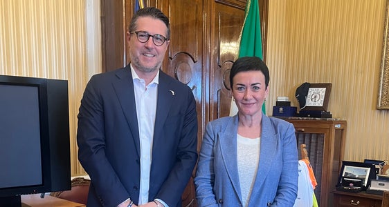 Über Anreize zur Zweisprachigkeit bei der Staatspolizei, den Wohnbedarf der Sicherheitskräfte in Südtirol und die Aufwertung der Ortspolizei sprachen Sicherheitslandesrätin Ulli Mair am 24. Juli in Rom mit dem Staatssekretär im Innenministerium Nicola Molteni. (Foto: LPA)