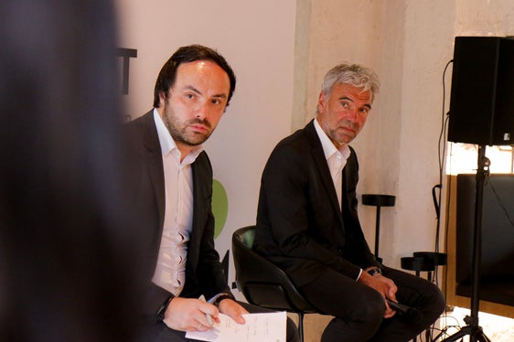Dialog zwischen Politik und Wirtschaft: Landesrat Philipp Achammer und Landesrat Arnold Schuler bei der Veranstaltung Treffpunkt Wirtschaft in Marling. (Foto: LPA/Peter Natter)