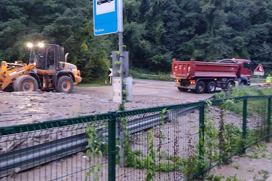 Gli addetti della Sistemazione bacini montani e del Servizio strade sono all’opera per sgomberare la strada statale del Brennero SS 12 e la linea ferroviaria del Brennero all'altezza di Prato Isarco. (Foto: ASP/Servizio strade)