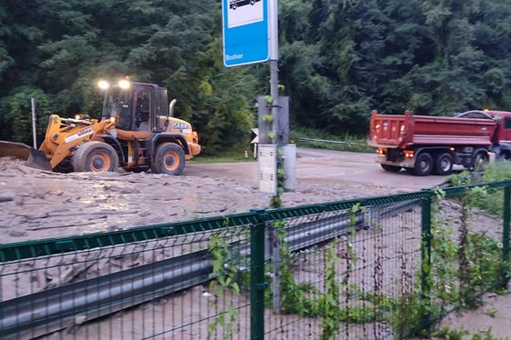 Gli addetti della Sistemazione bacini montani e del Servizio strade sono all’opera per sgomberare la strada statale del Brennero SS 12 e la linea ferroviaria del Brennero all'altezza di Prato Isarco. (Foto: ASP/Servizio strade)