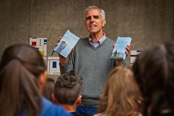 Der Autor Manfred Mai bei einer Lesung an der Mittelschule Mariengarten (Foto: LPA)