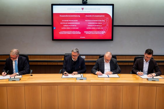 Um den Ausbau von Photovoltaikanlagen in Südtirol noch stärker voranzutreiben, unterzeichneten der Präsident der Alperia Green Future GmbH Mauro Marchi, Landeshauptmann Arno Kompatscher, der Vizepräsident des Gemeindenverbands Roland Demetz und der Präsident der Euregio Plus AG Alexander Gallmetzer (von links) heute ein Kooperationsabkommen. (Foto: LPA/Fabio Brucculeri)