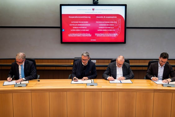 Um den Ausbau von Photovoltaikanlagen in Südtirol noch stärker voranzutreiben, unterzeichneten der Präsident der Alperia Green Future GmbH Mauro Marchi, Landeshauptmann Arno Kompatscher, der Vizepräsident des Gemeindenverbands Roland Demetz und der Präsident der Euregio Plus AG Alexander Gallmetzer (von links) heute ein Kooperationsabkommen. (Foto: LPA/Fabio Brucculeri)