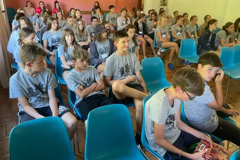 I giovani dell'Euregio hanno trascorso insieme una settimana a Brentonico in Trentino seguendo un programma dedicato a sessioni linguistiche e attività ricreative comuni. (Foto: Ufficio stampa Provincia di Trento)