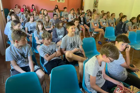 I giovani dell'Euregio hanno trascorso insieme una settimana a Brentonico in Trentino seguendo un programma dedicato a sessioni linguistiche e attività ricreative comuni. (Foto: Ufficio stampa Provincia di Trento)