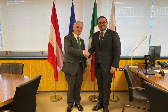 La stretta di mano tra l'incaricato del Governo austriaco, Karl Prummer, e il vicepresidente della Provincia autonoma di Bolzano, Marco Galateo. (Foto: ASP/Claudio Degasperi)