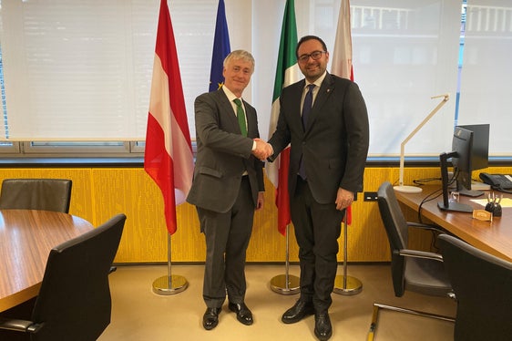 La stretta di mano tra l'incaricato del Governo austriaco, Karl Prummer, e il vicepresidente della Provincia autonoma di Bolzano, Marco Galateo. (Foto: ASP/Claudio Degasperi)